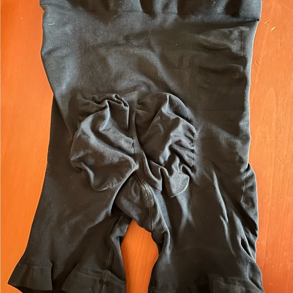 NIB SKIMS Seamless Sculpt Mid Thigh Shorts Onyx Size M - Picture 4 of 6